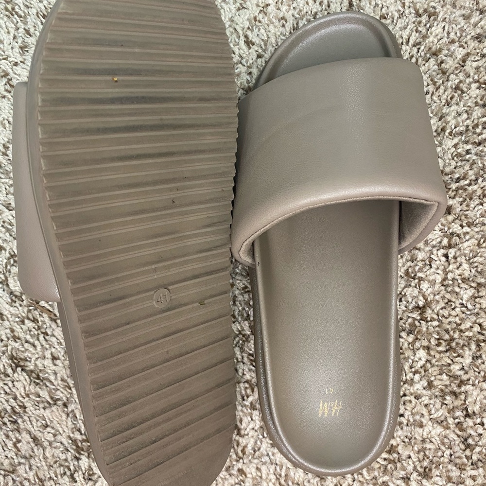 H&M Slides/SOLD - Picture 5 of 9